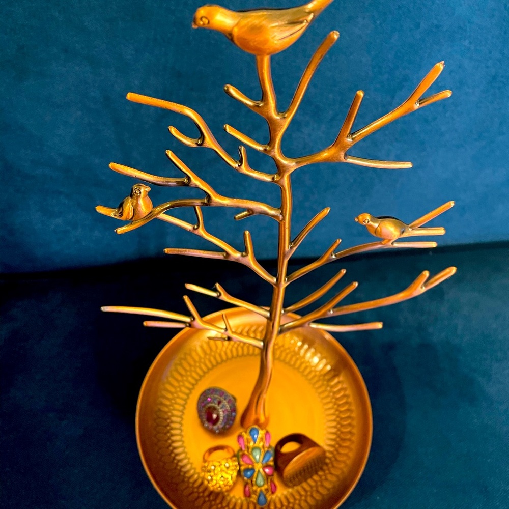 Beautiful Jewelry Stand with 4 rings.